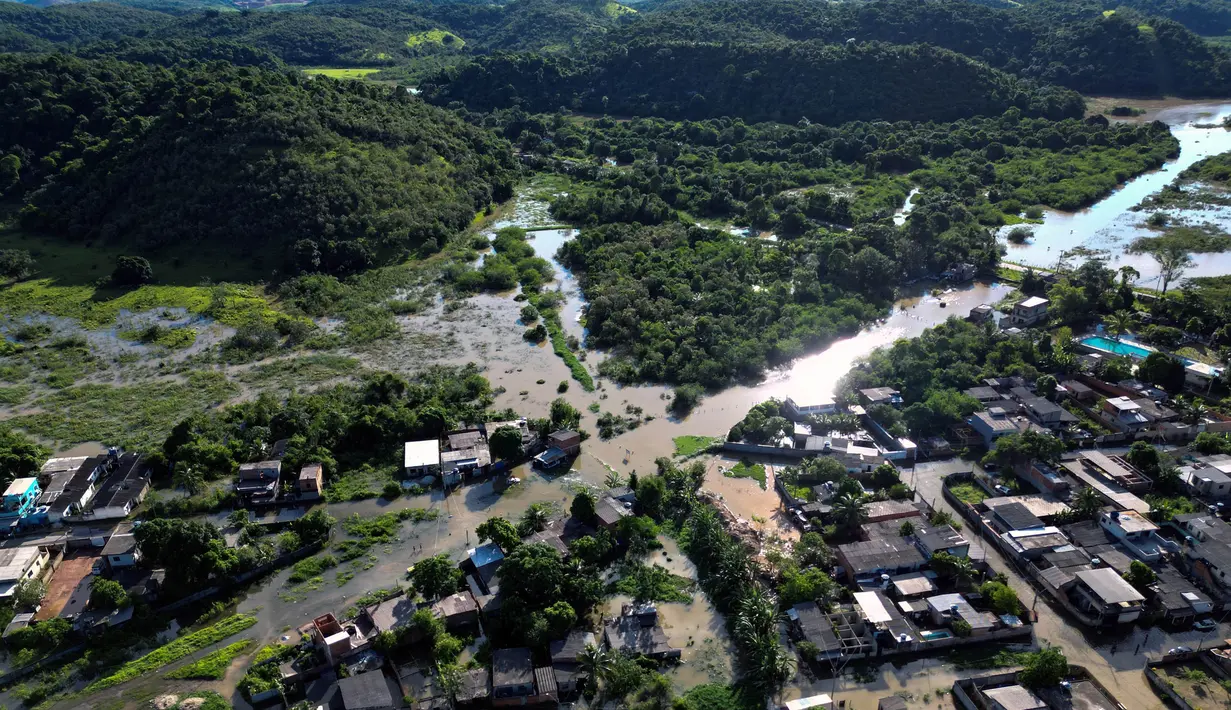 Foto udara menunjukkan jalan-jalan yang tergenang air akibat hujan deras di komunitas Amapa, kota Duque de Caxias di negara bagian Rio de Janeiro, Brasil, pada 15 Januari 2024. (MAURO PIMENTEL/AFP)