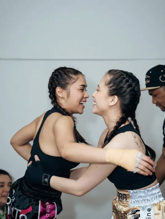 Selain nuansa baju yang nyaris sama, keduanya juga tampak kompak dengan gaya rambut yang sama. [Foto: Instagram/ Lula Lahfah]