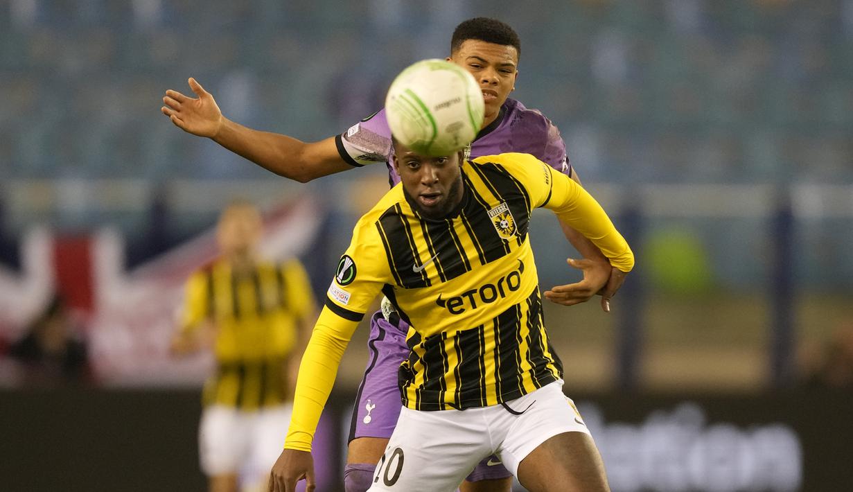 Penyerang Tottenham Hotspur, Dane Scarlett dan gelandang Vitesse Arnhem, Riechedly Bazoer berebut bola pada matchday ketiga Grup G Europa Conference League 2021/2022 di Stadion Gelredome, Kamis (21/10/2021) malam WIB. Tottenham menelan kekalahan 0-1 di markas Vitesse Arnhem. (AP Photo/Peter Dejong)