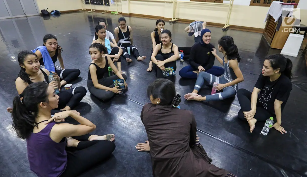 Pebalet berkumpul saat latihan jelang pementasan Namarina Youth Dance (NYD) di Studio Namarina, Jakarta, Kamis (25/7/2019) NYD berharap suatu saat nanti dapat menjadi kelompok tari Indonesia yang resmi dengan akar balet klasik. (Liputan6.com/Fery Pradolo)