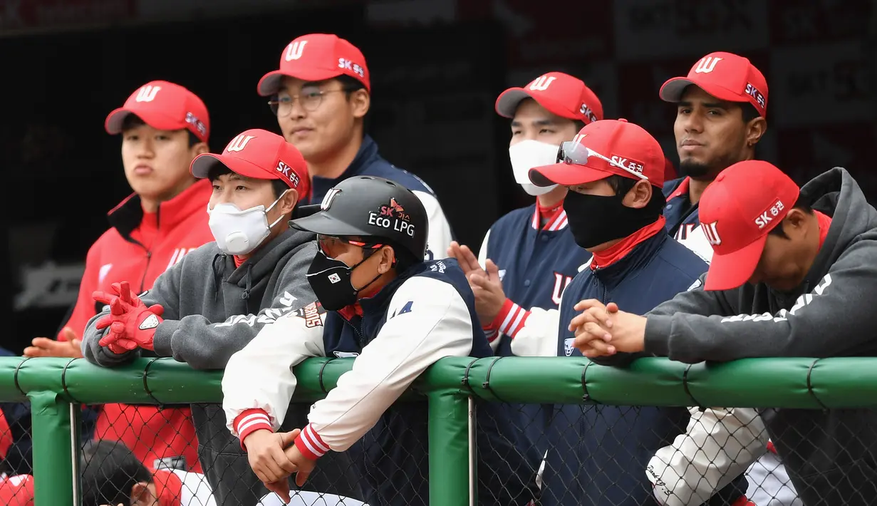 Pemain SK Wyverns mengenakan masker saat pertandingan kompetisi baseball KBO League 2020 di Munhak Baseball Stadium, Incheon, Kamis (5/5/2020). Korea Selatan kembali gelar baseball KBO League 2020 dengan sistem pertandingan tanpa penonton di tengah pandemi COVID-19. (AFP/Jung Yeon-je)