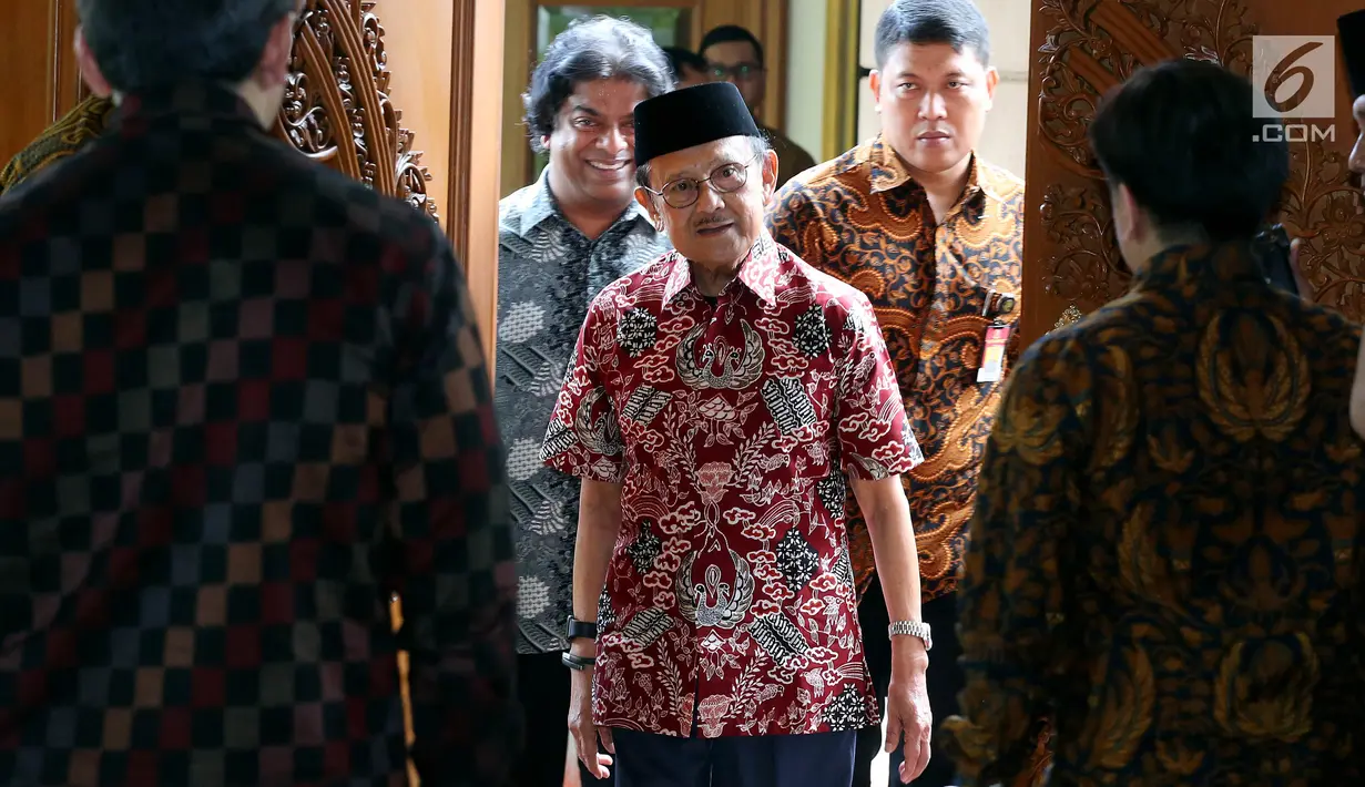Presiden RI ke-3, B J Habibie menuju ruang konferensi pers gelaran Bekraf Habibie Festival 2017 di Jakarta, Rabu (2/8). Didukung Badan Ekonomi Kreatif (Bekraf), festival ini menargetkan bisa dikunjungi sekitar 100.000 pengunjung (Liputan6.com/Johan Tallo)
