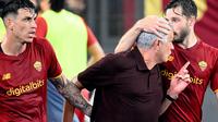 Pelatih AS Roma, Jose Mourinho, menorehkan laga ke-1000 dalam karier kepelatihan saat timnya menang 2-1 atas Sassuolo pada laga pekan ketiga Serie A, Senin (13/9/2021) dini hari WIB. (AFP/Vincenzo Pinto)