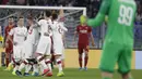 Pemain AC Milan merayakan gol yang dicetak oleh Theo Hernandez ke gawang AS Roma pada laga Serie A 2019 di Stadion Olympic, Senin (27/10). AS Roma menang dengan skor 2-1. (AP/Andrew Medichini)