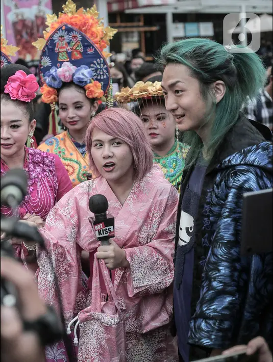 Evelyn Nada Anjani dan DJ nomor satu di Jepang, DJ Shacho meramaikan Citayam Fashion Week di kawasan Dukuh Atas, Jakarta, Selasa (26/7/2022). Evelyn dan DJ Shacho ikut meramaikan fenomena Citayam Fashion Week dengan tampil mengenakan busana khas negeri Sakura, Jepang. (Liputan6.com/Faizal Fanani)