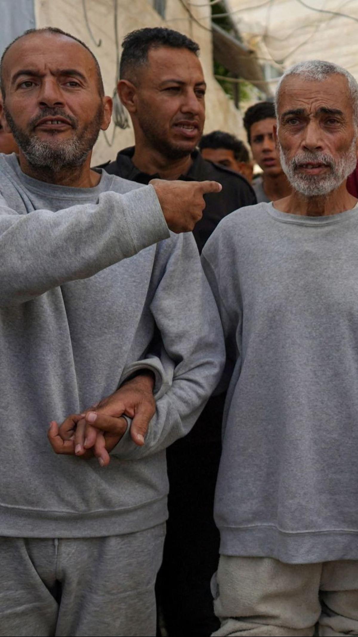 Setelah itu mereka memberikan keterangan setelah dibebaskan Israel. Foto: Bashar TALEB / AFP<br>