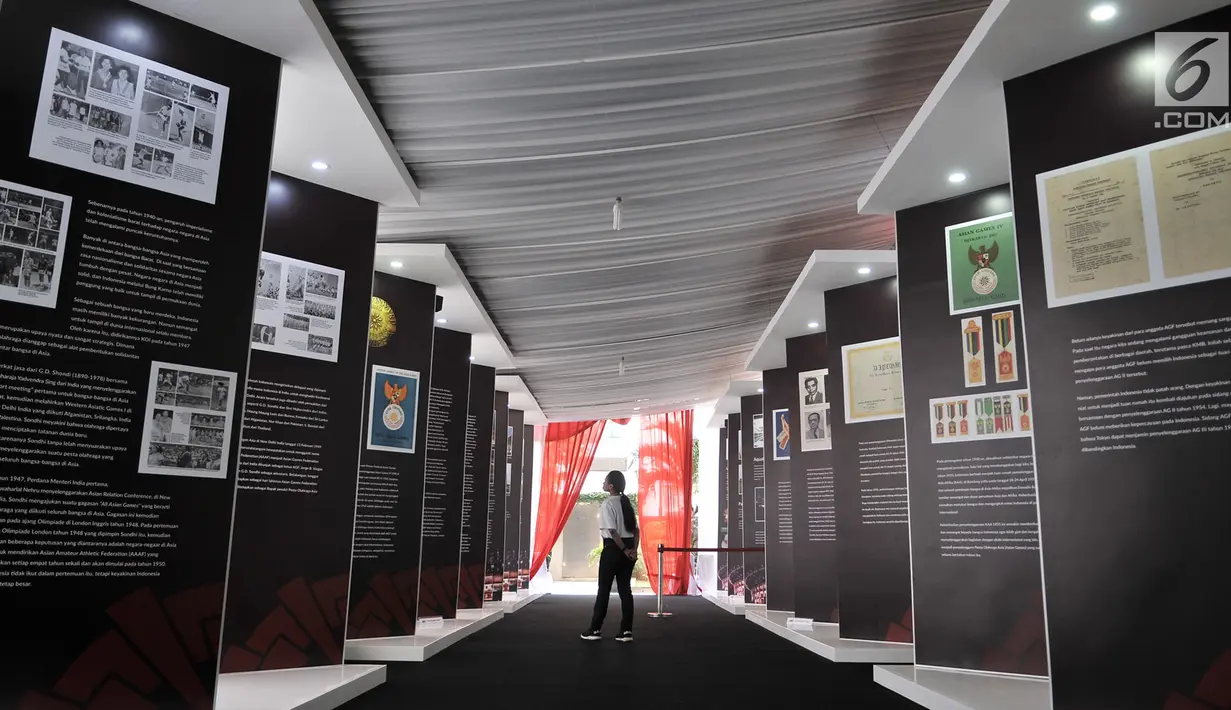 Pengunjung melihat koleksi yang ditampilkan dalam pameran Asian Games di Museum Fatahillah, Jakarta, Selasa (14/8). Pameran tersebut menampilkan berbagai koleksi dan sejarah penyelenggaraan Asian Games di Indonesia. (Merdeka.com/Iqbal Nugroho)