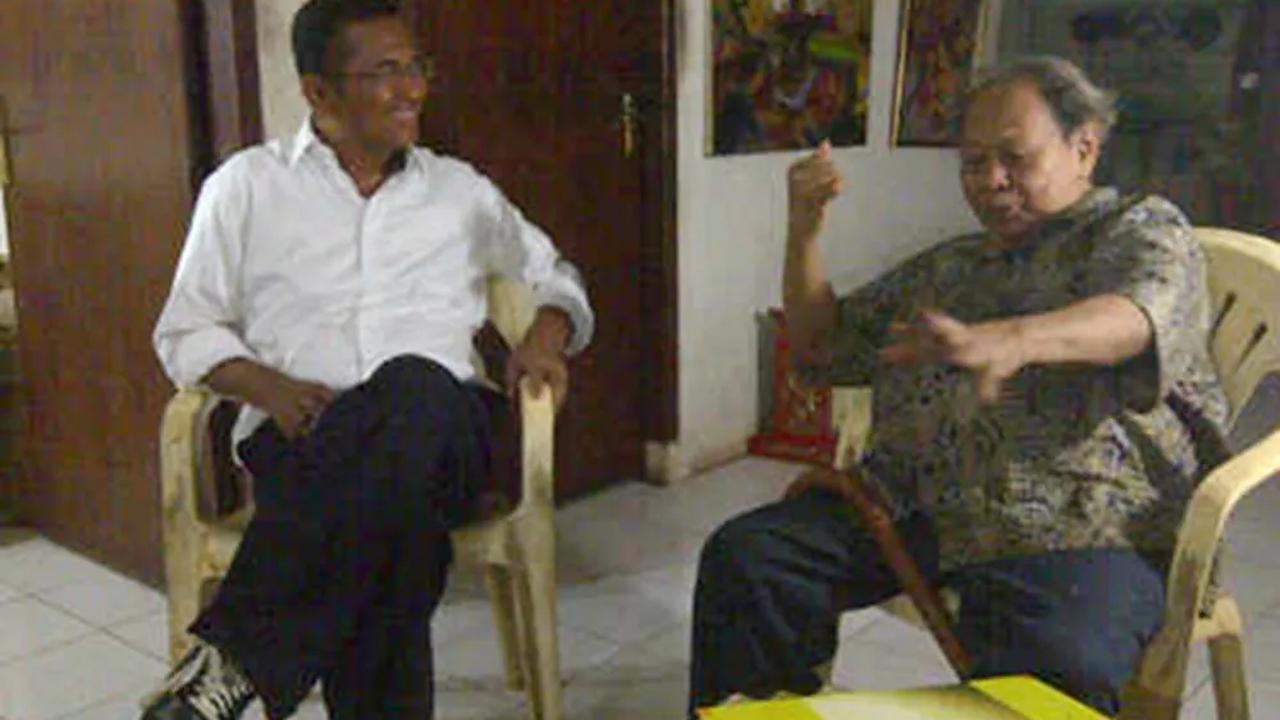 8. Disantuni Dahlan Iskan
