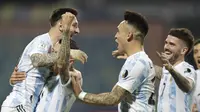 Kapten timnas Argentina, Lionel Messi (kiri) bersama temannya merayakan gol ke gawang Ekuador pada perempat final Copa America 2021 di Stadion Olimpico Pedro Ludovico, Brasil, Minggu (4/7/2021) pagi WIB. Argentina sukses mengalahkan Ekuador dengan skor 3-0 (AP Photo/Andre Penner)