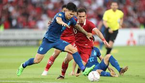 Pemain Timnas Thailand, Suphanan Bureerat (depan) berebut bola dengan pemain Indonesia, Egy Maulana Vikri dalam laga matchday ketiga Grup A Piala AFF 2022 di Stadion Utama Gelora Bung Karno, Senayan, Jakarta, Kamis (29/12/2022) sore WIB. (Bola.com/Bagaskara Lazuardi)
