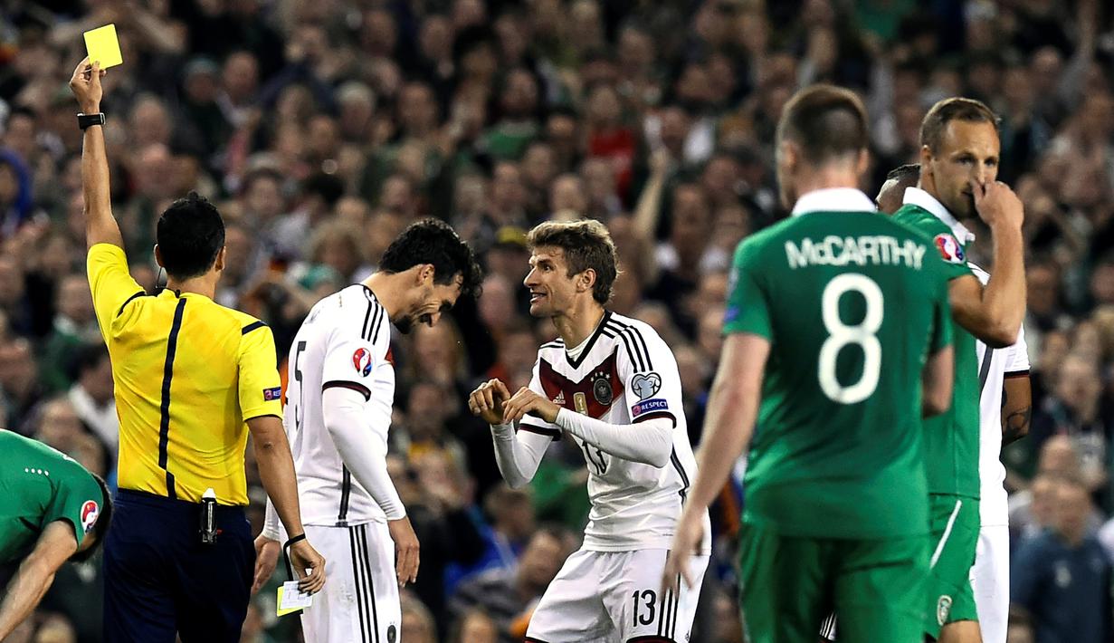 Pemain Jerman Hummels (tengah) menerima kartu kuning pada Kualifikasi Piala Eropa 2016 Grup D, Jerman vs Republik Irlandia di Sation Aviva, Dublin, Kamis (8/10/2015). Jerman menyerah 0-1. (AFP Photo / Tobias Schwarz)