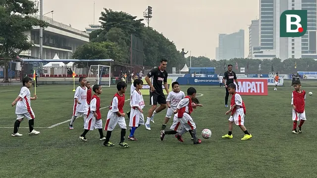 Gelandang Timnas Indonesia, Joey Pelupessy, meluangkan waktunya untuk melatih anak-anak dalam coaching clinic yang digelar offside Corp di Pancoran Soccer Field (PSF), Jakarta Selatan, pada Selasa (9/9/2025).