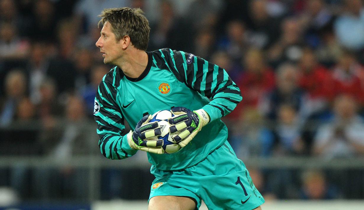 1. Edwin van der Sar - Kiper asal Belanda ini tak tergantikan di bawah mistar gawang Manchester United Periode 2005-2011. Selama membela MU, ia telah mempersembahkan trofi Premier League, Liga Champions hingga Piala Dunia antar klub. (AFP/Christof Stache)
