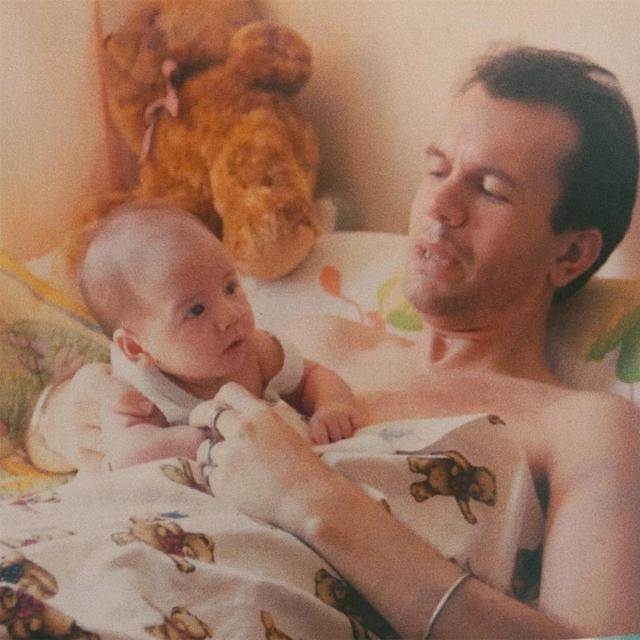 Potret Masa Kecil 6 Artis Wanita Blasteran Bareng Ayah, Penuh Kehangatan