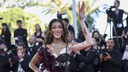 Winnie Harlow tampak anggun memamerkan kakinya dalam balutan gaun hitam Zuhair Murad yang panjangnya mencapai lantai. (Photo by Vianney Le Caer/Invision/AP)