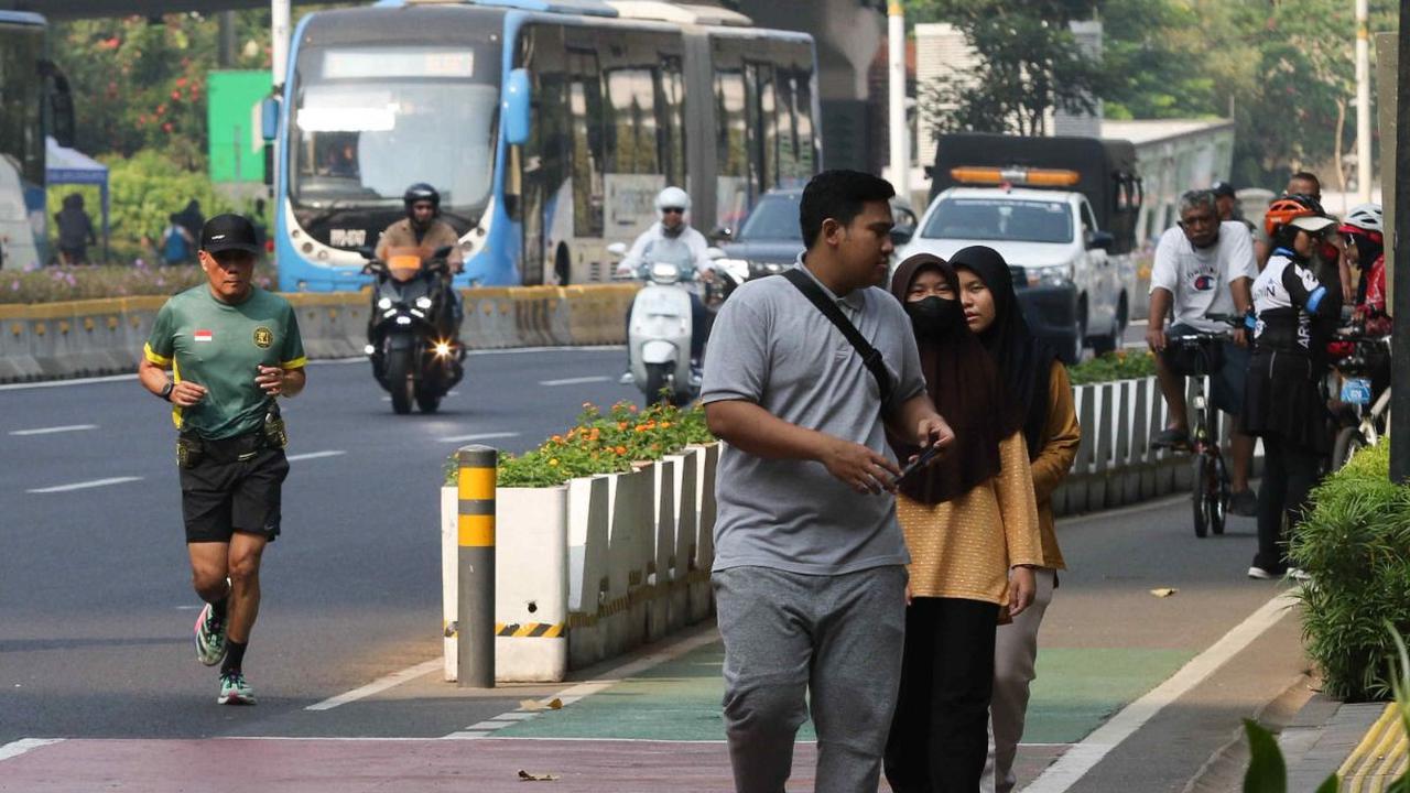 Pemerintah Provinsi DKI Jakarta meniadakan Hari Bebas Kendaraan Bermotor (HBKB) atau Car Free Day (CFD) di wilayah Sudirman-Thamrin saat kegiatan side event Konferensi Tingkat Tinggi (KTT) ASEAN ke-43 yang difokuskan di kawasan itu.