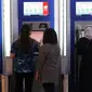 Nasabah melakukan transaksi di gerai ATM, Tangerang, Banten, Kamis (4/11/2021). Bank Indonesia (BI) akan segera meluncurkan sistem pembayaran cepat BI-Fast Payment pada Desember 2021. (Liputan6.com/Angga Yuniar)