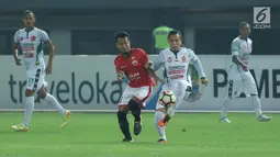 Gelandang Persija, M Hargianto (kedua kiri) berebut bola dengan pemain PS TNI, M Guntur Triaji pada lanjutan Liga 1 Indonesia di Stadion Patriot Candrabhaga, Bekasi, Sabtu (30/9). Persija menang 4-1. (Liputan6.com/Helmi Fithriansyah)