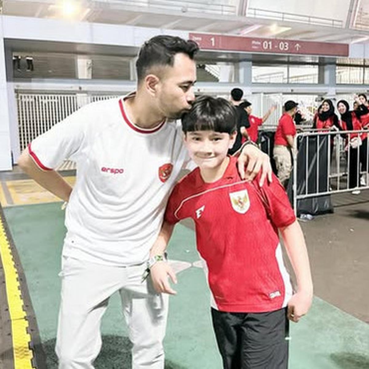 Potret Raffi Ahmad Duduk Dekat Presiden Prabowo Saksikan Timnas Indonesia di GBK, Pergi Naik MRT Demi Hindari Macet