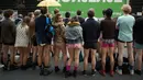 Sejumlah calon penumpang berpose tanpa mengenakan celana saat ikut berpatisipasi dalam No Pants Subway Ride di Washington. Foto diambil Minggu (11/01/2015). (AFP PHOTO/TIMOTHY A. CLARY)