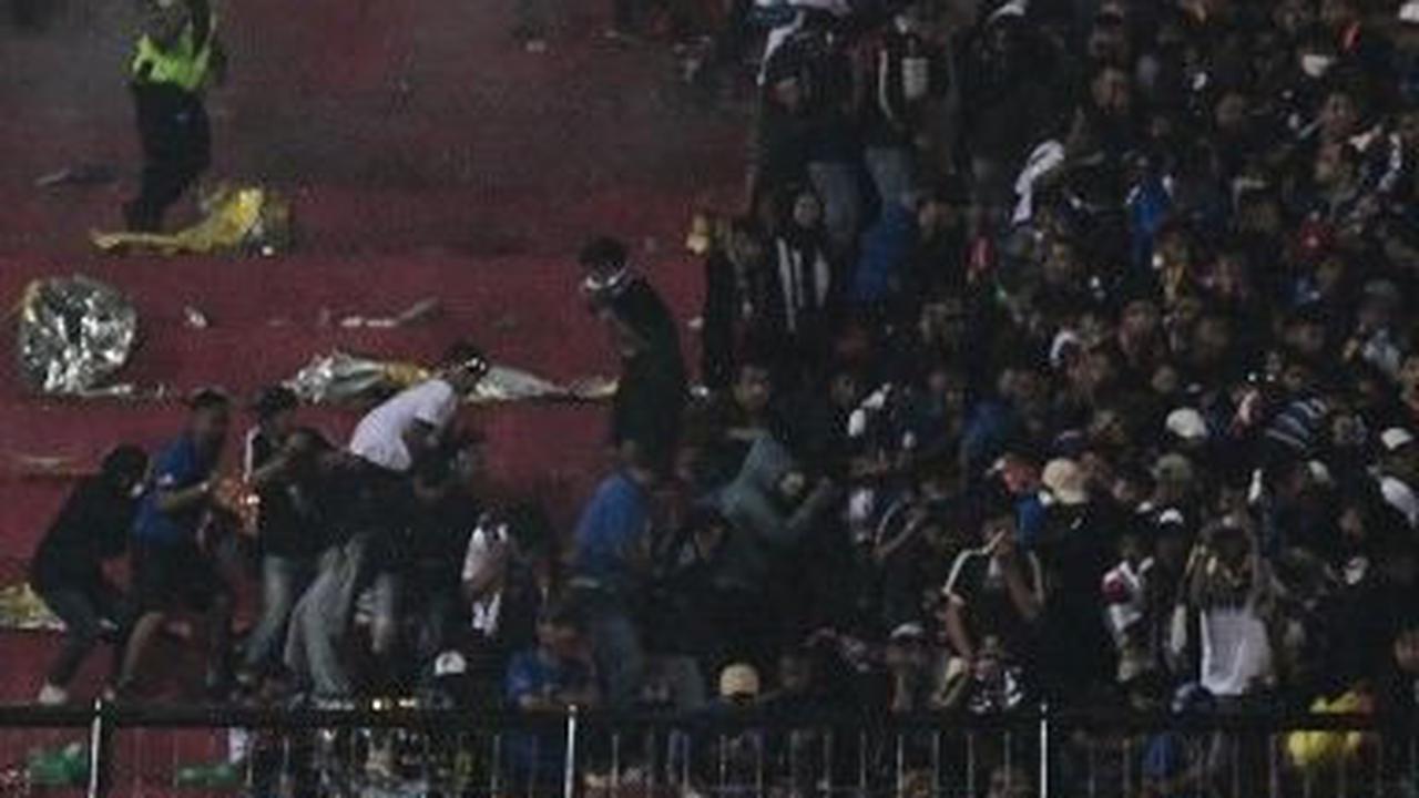 Suasana semakin tak terkendali, terlihat di tribun semua orang berlari saling dorong menyelamatkan diri dan tidak peduli itu anak-anak, orangtua, dan perempuan.