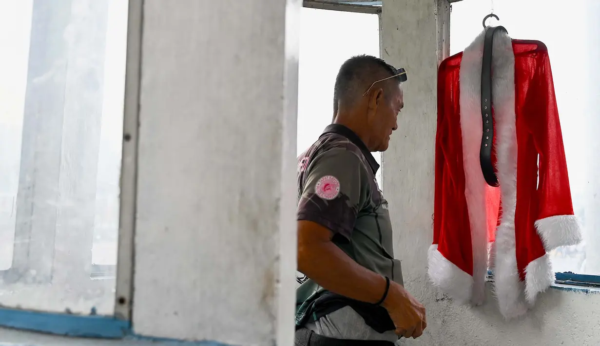 Penggunaan kostum ini sebagai bagian perayaan musim Natal 2023. (JAM STA ROSA/AFP)