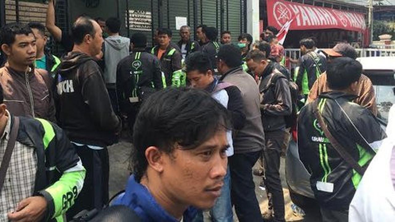 Gaji telat 2 minggu, puluhan pengojek GrabBike geruduk kantornya