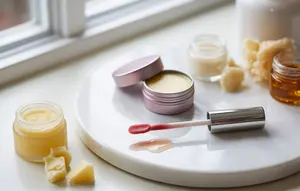 Apa Perbedaan Lip Balm dan Lip Gloss? Ini Fungsi, Kandungan, dan Cara Pakainya