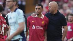 Pemain Liverpool, Trent Alexander-Arnold (tengah) bersama pelatih Arne Slot setelah laga lanjutan Liga Inggris 2024/2025 melawan Arsenal di Anfield, Liverpool, Inggris, Minggu (11/05/2025) waktu setempat. (AP Photo/Jon Super)