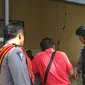 Polisi memperketat penjagaan setiap warga yang berkunjung ke Mako Polres Cirebon. Foto (Liputan6.com / Panji Prayitno)