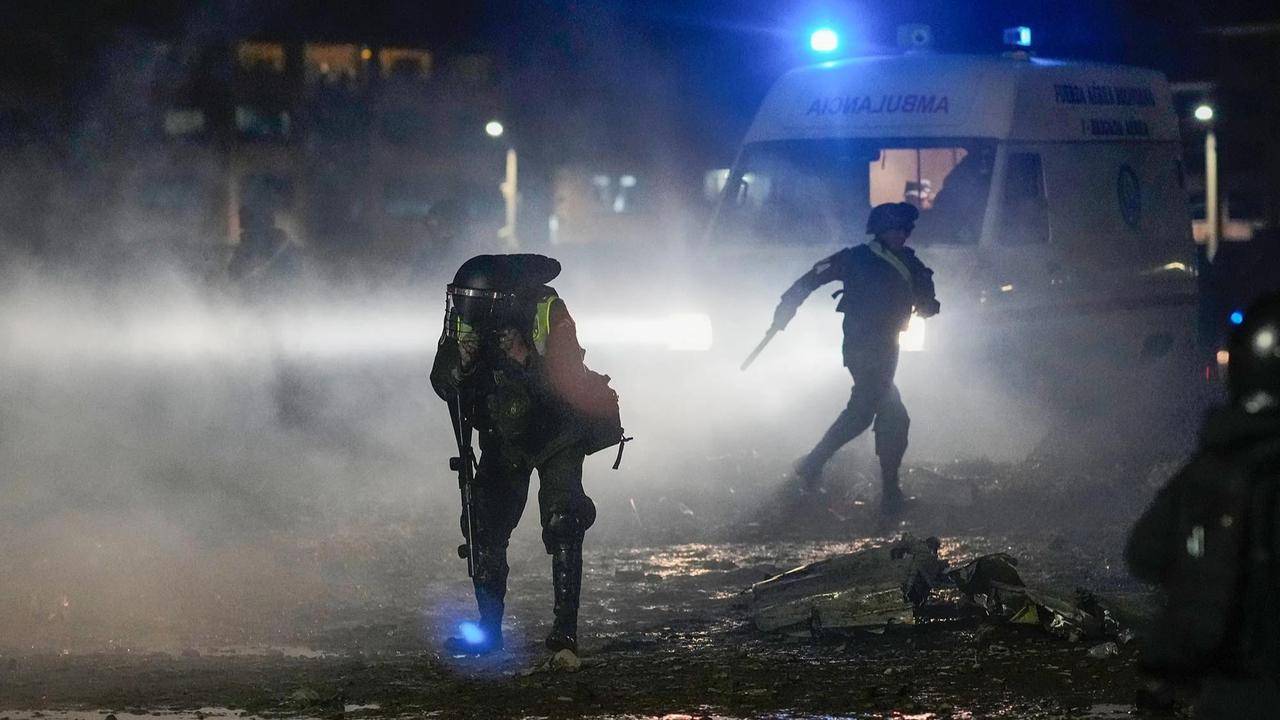 FOTO: Pesawat Militer Pembawa Uang Jatuh di Bolivia, 15 Orang Tewas
