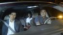 Bintang sepak bola Brasil dan PSG, Neymar (tengah) saat tiba dengan mobil di Mater Dei Hospital, Belo Horizonte, Brasil, (2/3/2018). Kedatangan Neymar untuk menjalani operasi akibat cedera saat melawan Marseille. (AP/Eugenio Savio)