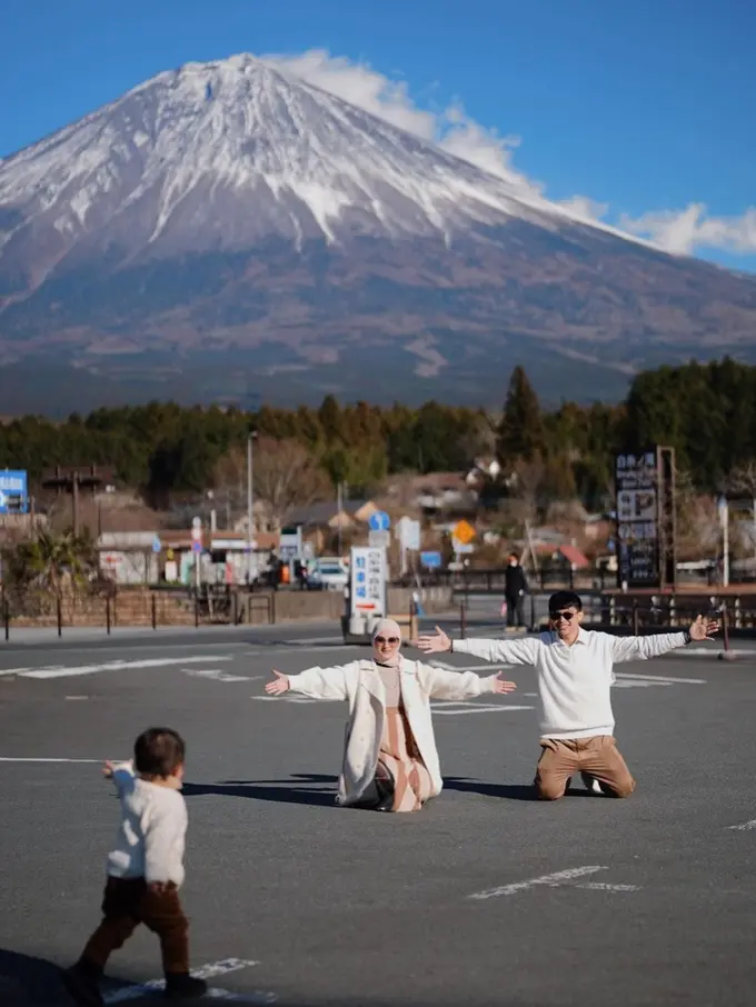 10 OOTD Kompak ala Keluarga Dinda Hauw dan Rey Mbayang, Family Goals Panutan