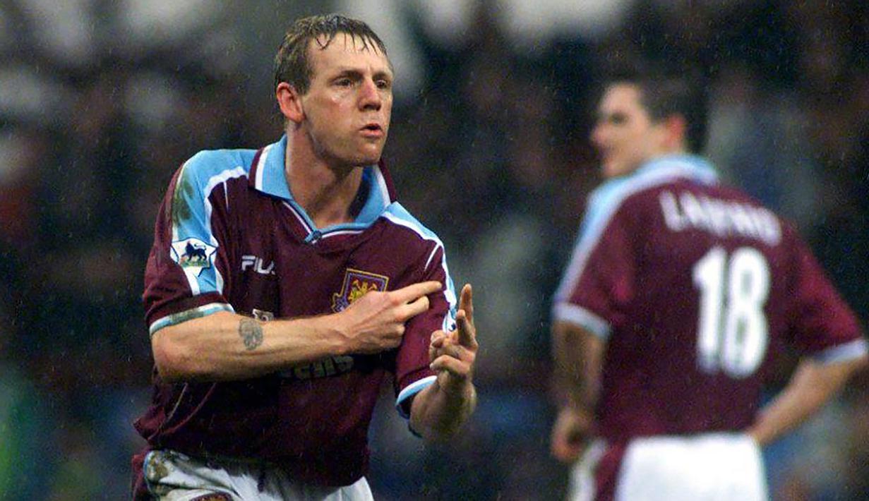 Stuart Pearce. Bek berusia 59 tahun yang pensiun di Man City Juli 2002 ini mencetak gol terakhir di Liga Inggris saat berusia 38 tahun dan 7 bulan. Pada (25/11/2000) di pekan ke-15 ia menyumbang 1 gol West Ham ke gawang tuan rumah Southampton yang berakhir dengan kemenangan 3-2. (claretandhugh)