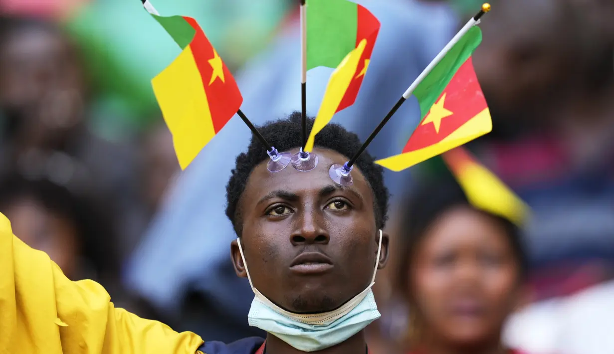 Seorang Suporter Kamerun sebelum dimulainya pertandingan sepak bola grup A Piala Afrika 2021 antara Kamerun melawan Burkina Faso di stadion Olembe di Yaounde, Minggu, (9/1/2022). Piala Afrika 2021 seharusnya digelar Januari 2021 tapi kemudian diundur karena pandemi. (AP Photo/Themba Hadebe)