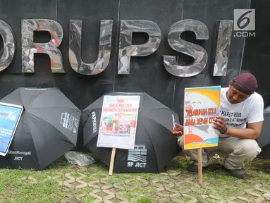 Pekerja dari SP JICT melakukan aksi unjuk rasa di depan Gedung KPK,Jakarta, Selasa (12/3). Mereka mendesak kepada KPK untuk mengusut tuntas kasus korupsi perpanjangan kontrak JICT kepada investor Hong Kong, Hutchison Port. (merdeka.com/Dwi Narwoko)
