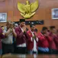 Salat gaib dan doa bersama mahasiswa dari berbagai perguruan tinggi dan anggota kepolisian di Gedung Dewan Perwakilan Rakyat Aceh (DPRA), Jumat (27/9/2019). Doa dan salat gaib itu untuk 2 mahasiswa Universitas Halu Oleo Kendari yang tewas saat demo, Randi dan Yusuf. (CHAIDEER MAHYUDDIN/AFP)