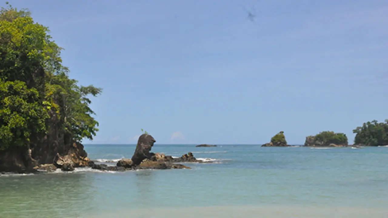 Kisah Mistis Pantai Batu Lubang Sorong