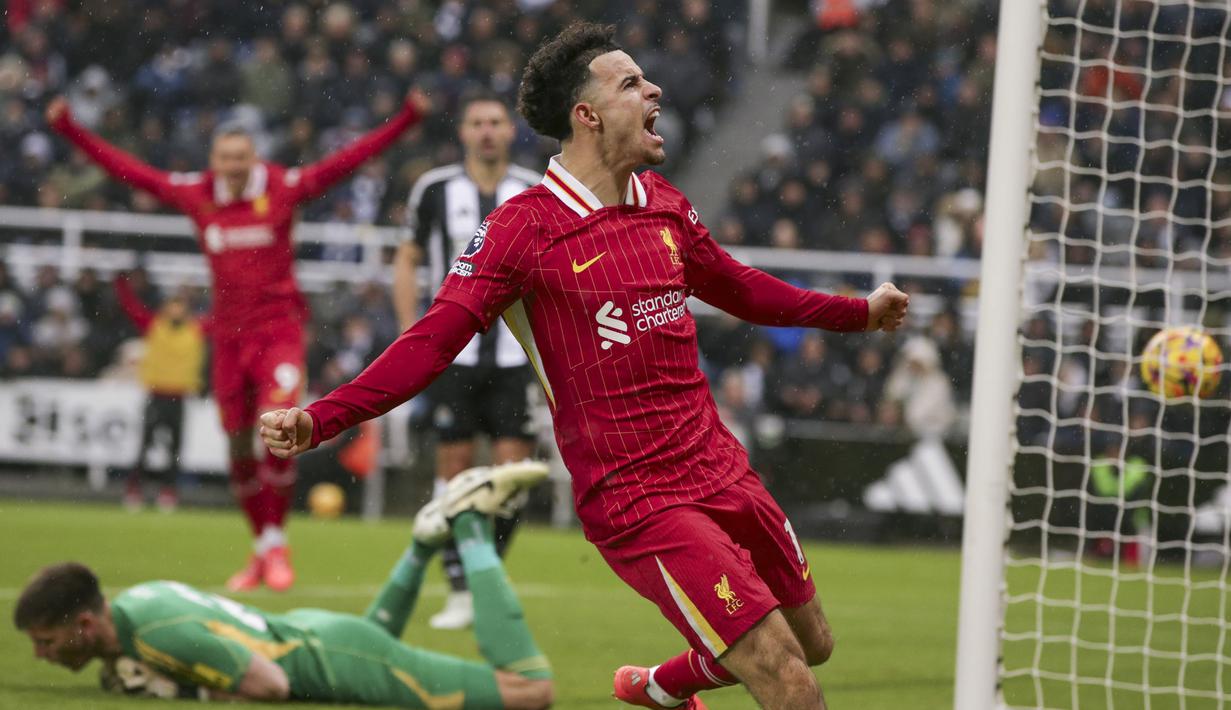 Pemain Liverpool, Curtis Jones merayakan gol penyeimbang 1-1 ke gawang Newcastle pada laga lanjutan Liga Inggris 2024/2025 di St James Park Stadium, Newcastle, Inggris, Kamis (05/12/2024) WIB. (AP Photo/Ian Hodgson)