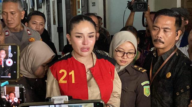JPU Tak Sudi Diajak Salaman, Nikita Mirzani: Mungkin Bu Dona Sebal Sama Saya, Enggak Apa-apa