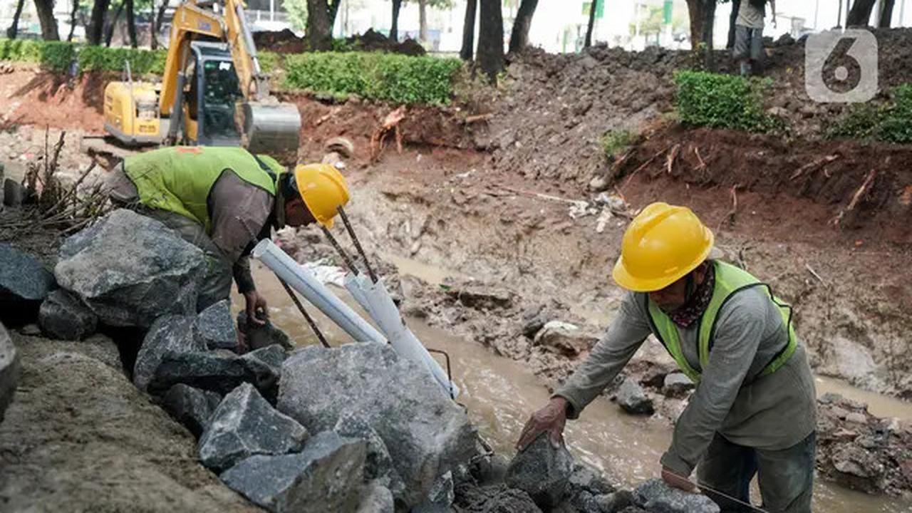 Ditarget Rampung September 2025, Seperti Ini Progres Perbaikan Turap Pecahan Kali Ciliwung