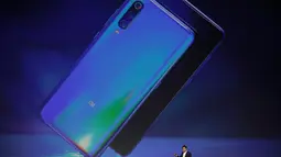 CEO Xiaomi Lei Jun memperkenalkan tentang smartphone Xiaomi Mi 9 dalam acara peluncuran di Beijing, China, Rabu (20/2). Ada dua opsi RAM dan ROM yang tersedia, yakni 6GB/128GB dan 8GB/128GB. (AP Photo/Andy Wong)