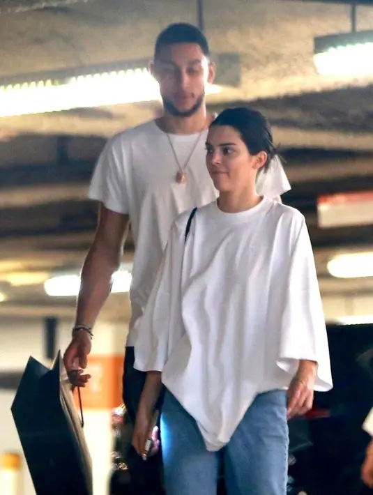 Sumber tersebut pun mengatakan bahwa Ben tengah mempersiapkan diri karena musim pertandingan akan mulai dalam waktu satu bulan. (Celeb Mafia)