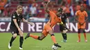 Bek timnas Austria, Martin Hinteregger berebut bola dengan gelandang Belanda, Georginio Wijnaldum pada laga kedua Grup C Euro 2020 di Johan Cruijff Arena, Amsterdam, Jumat (18/6/2021) dini hari WIB. Tuan rumah Belanda berhasil mengalahkan Austria 2-0. (John Thys, Pool via AP)