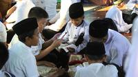 Sebanyak 10.522 siswa SD dan SMP di Kota Tangerang diwisuda Akbar Tahfidz saat peringatan Hari Santri Nasional, di Masjid Raya Al-A'zhom, Pusat Pemerintahan Kota Tangerang, Selasa (22/10/2024).