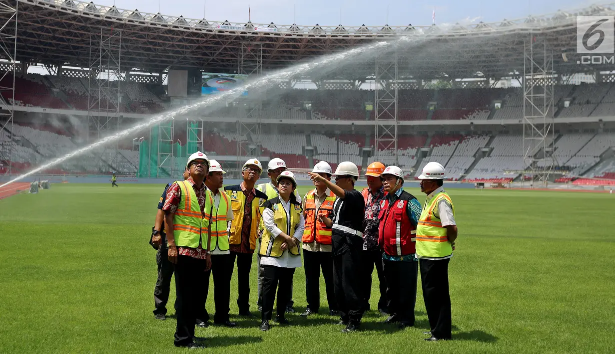 Menko PMK, Puan Maharani mendengarkan penjelasan saat meninjau renovasi Stadion Utama Gelora Bung Karno, Jakarta, Jumat (20/10). Puan mengunjungi beberapa venue Asian Games 2018 untuk memastikan proyek itu selesai sesuai target. (Liputan6.com/Johan Tallo)