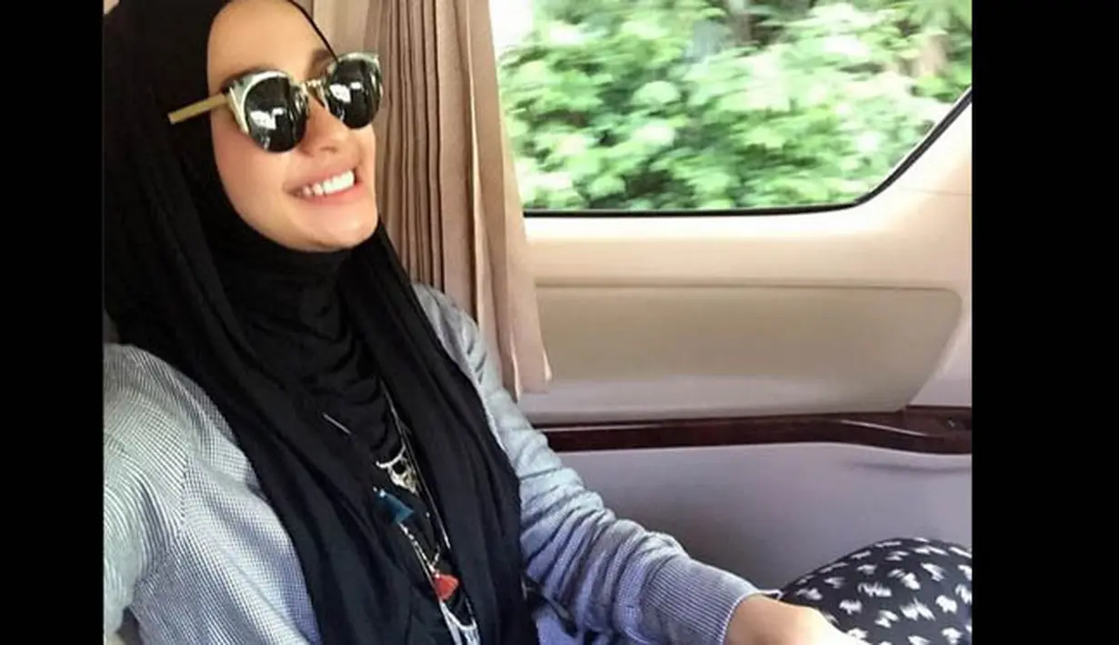 Salah satu foto selfie Laudya Cynthia Bella dengan hijab yang diunggah ke akun instagram @laudyacynthiabella. (instagram.com/laudyacynthiabella)