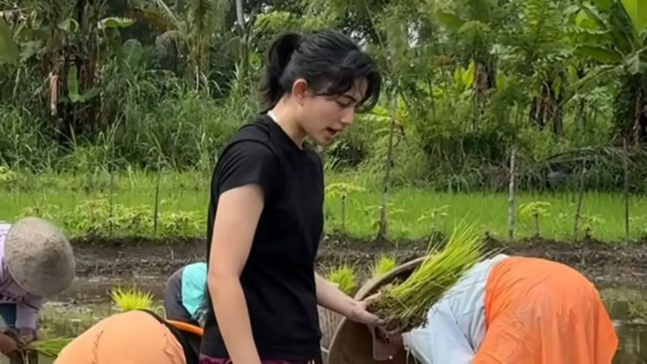 Dipuji Humble, 5 Potret Keseruan Sintya Marisca Olahraga Pagi dengan Bantu Petani Menanam Padi (credit: instagram.com/sintyamarisca)