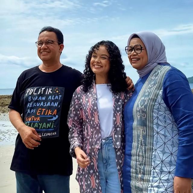 Anies Baswedan bersama sang istri, Fery Farhati dan putrinya, Mutiara Baswedan saat kunjungan ke Maluku
