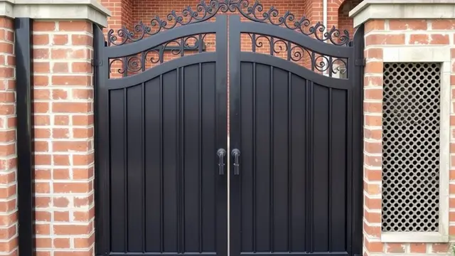 12 Inspirasi Model Pintu Pagar Besi Terbaru yang Minimalis dan Modern untuk Hunian 2025